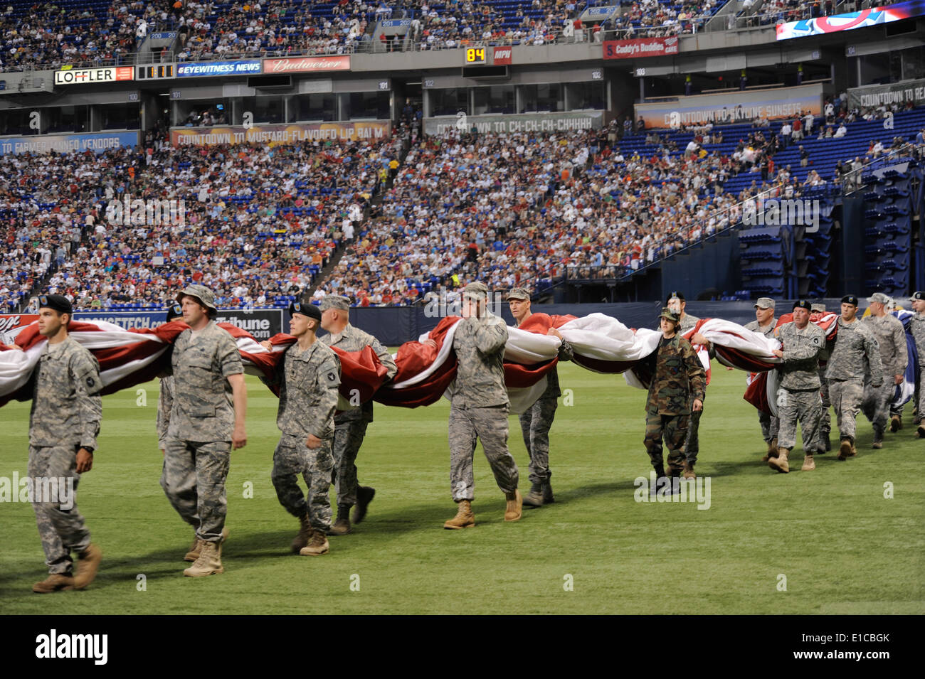 Negli Stati Uniti i membri del servizio Prepararsi a distendere una bandiera americana in tutta l'Hubert H. Humphrey Metrodome di Minneapolis, Minn., 5 Luglio Foto Stock
