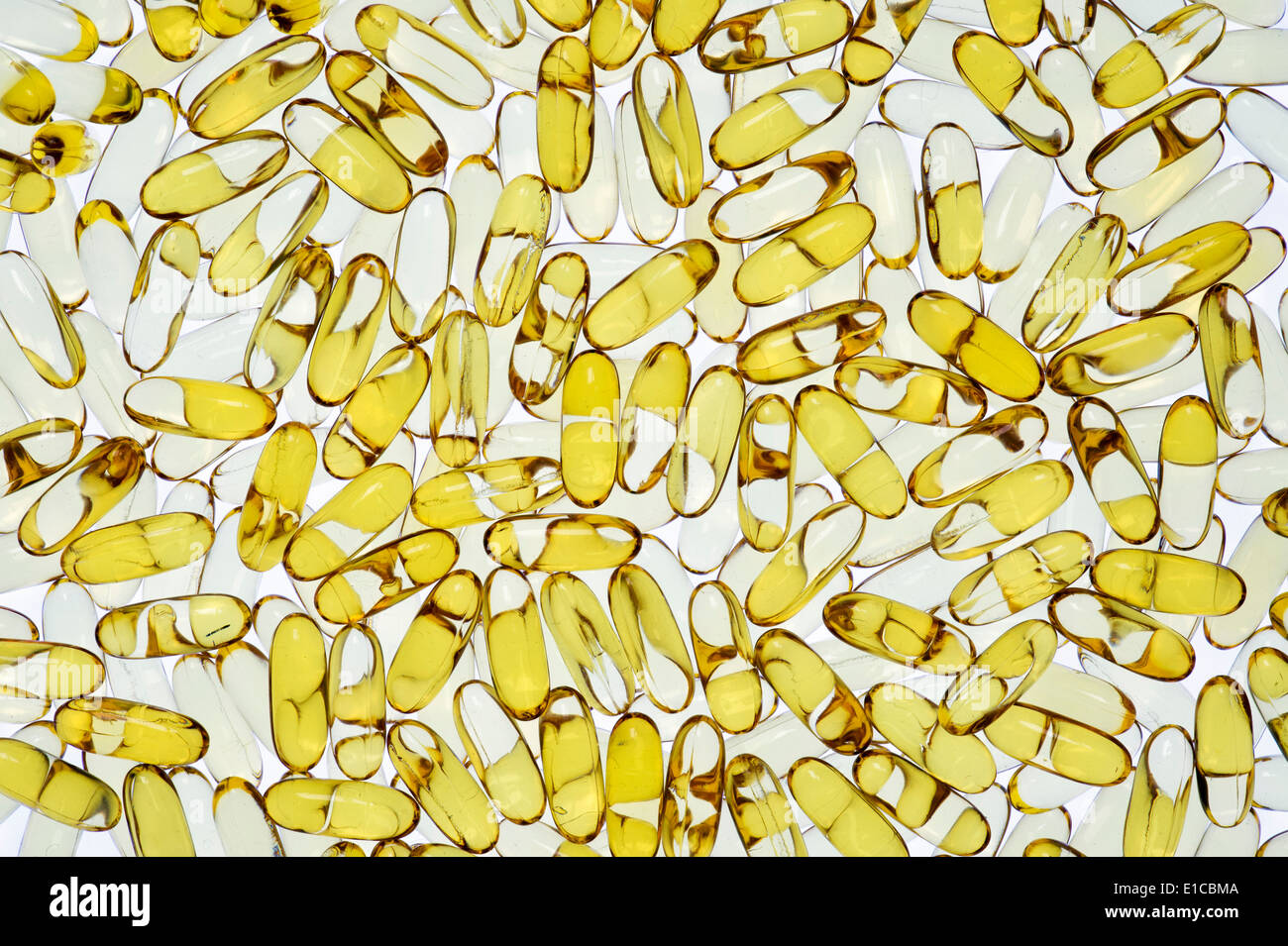 Olio di fegato di merluzzo capsule su sfondo bianco Foto Stock