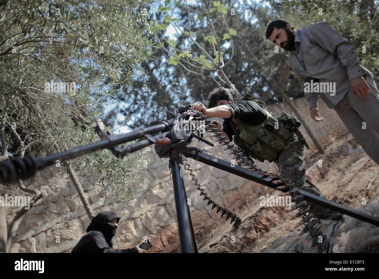 Aleppo, Siria. Il 30 maggio 2014. Un libero esercito siriano fighter incendi la sua arma pesante durante gli scontri con le forze fedeli alla Siria il Presidente Bashar al-Assad nel Khan al-Assal comune per il controllo della città nei pressi di Aleppo il 30 maggio 2013. Regime e le forze di opposizione sono in lotta per il controllo del Khan Al-Assal area come è il Gateway principale per Aleppo, che si trova a 12km (7 miglia) ad ovest della città, nonché per la sua grande inventario di carburante e olio. Credito: Ahmed Deeb/NurPhoto/ZUMAPRESS.com/Alamy Live News Foto Stock