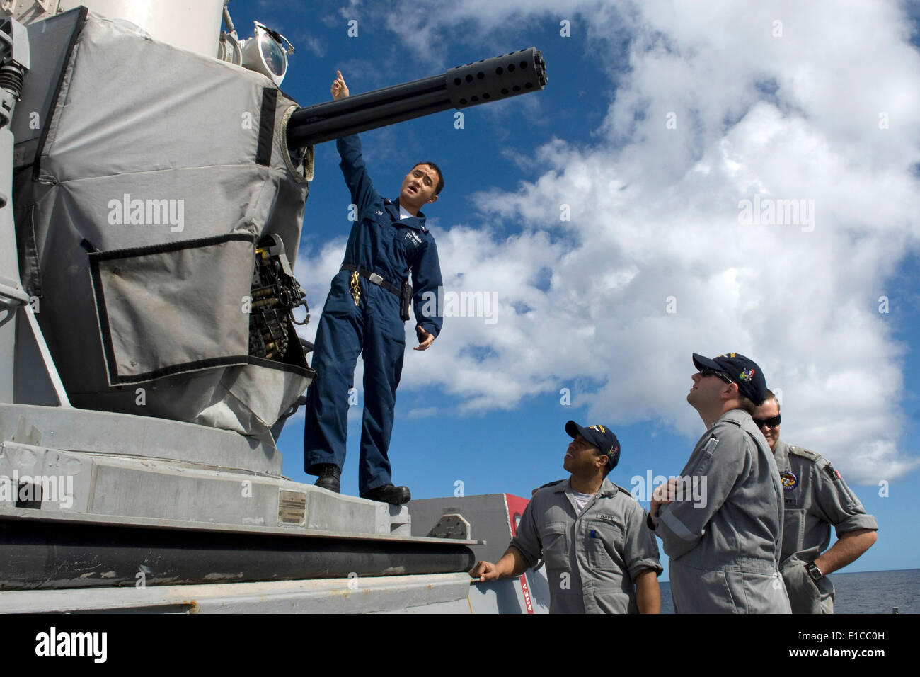 Stati Uniti Navy Fire Controlman 2a classe Chaung Pha spiega le funzioni di un vicino-in sistema di armi a bordo guidato-missile de Foto Stock