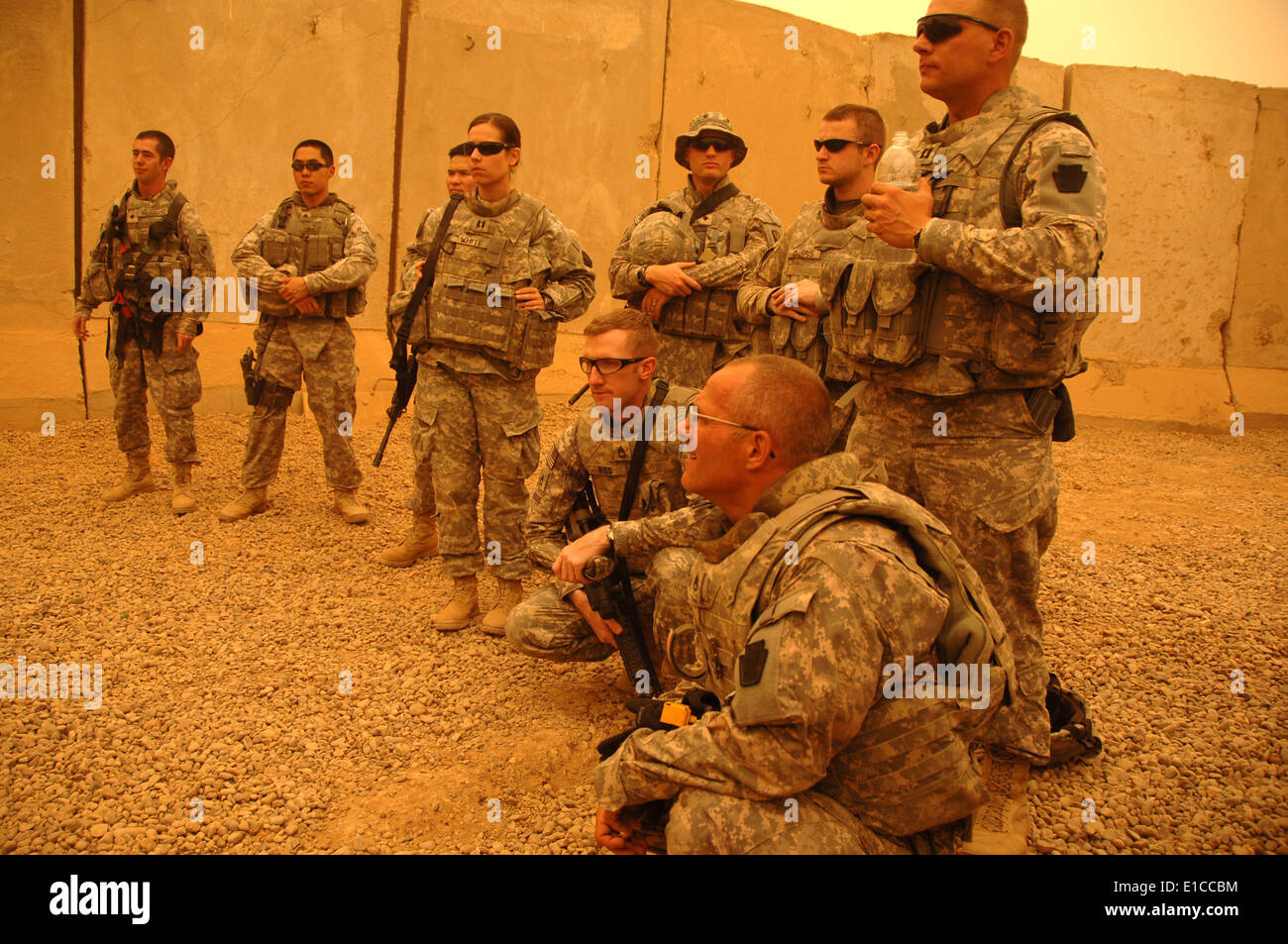 Stati Uniti Soldati ascoltare un briefing prima di rientrare al Camp Taji dopo aver completato una missione in Tarmiyah, Iraq, luglio 29, 2009 Foto Stock