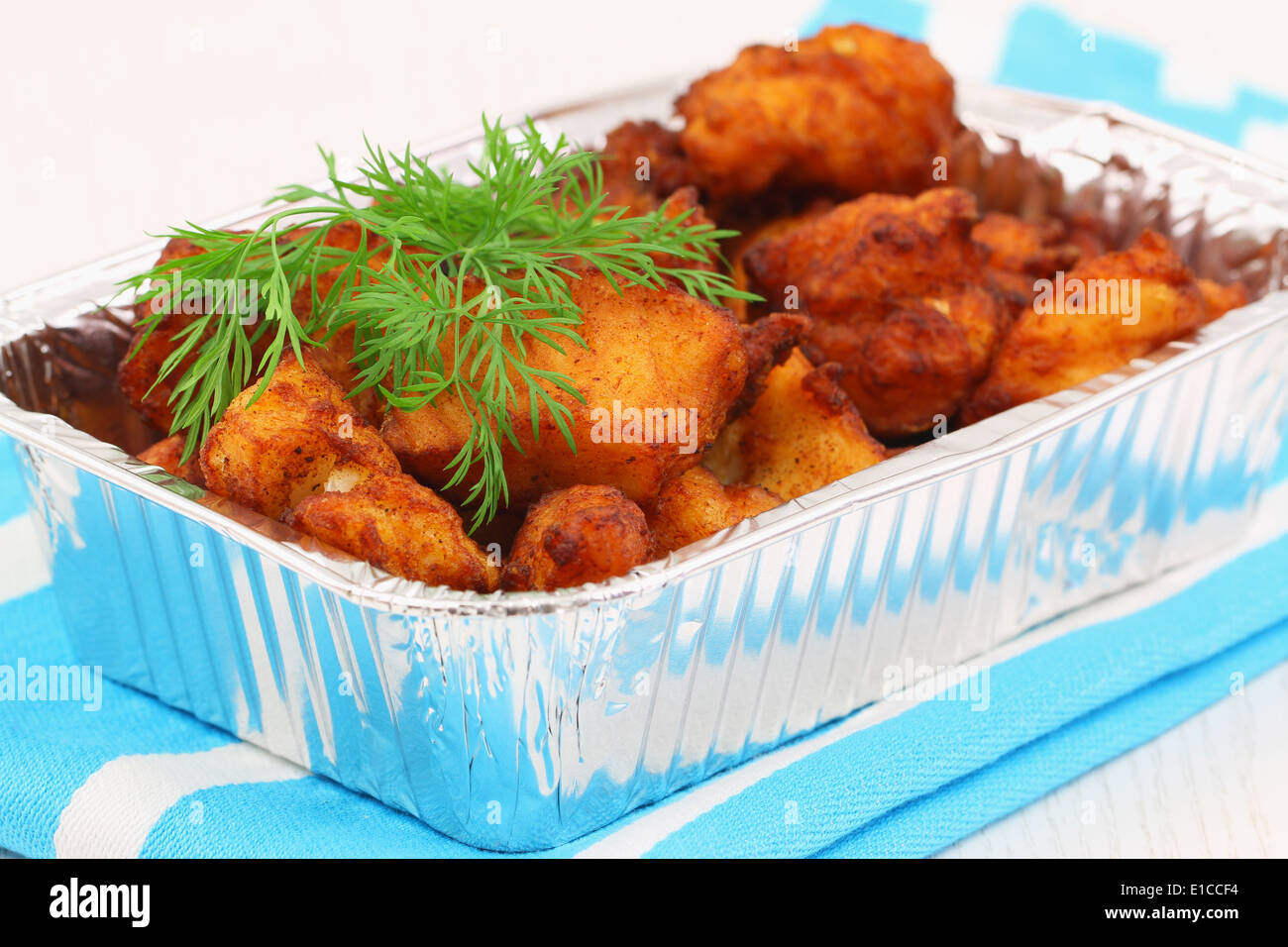 Merluzzo fritto di pezzi nel prendere il via il vassoio Foto Stock