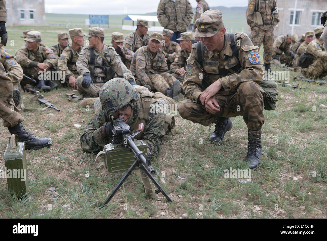 Un soldato mongolo insegna U.S. Marines circa un RPK mitragliatrice a cinque colline Area Formazione in Mongolia 14 agosto 2009, durante Foto Stock