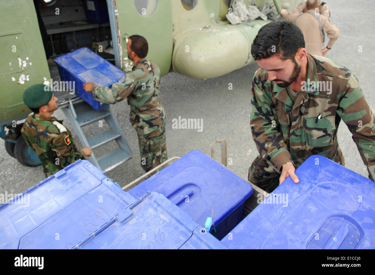 Esercito Nazionale Afghano soldati scarico scrutini elettorali da un ANA Air Corps (ANAAC) Mi-17 Hip elicottero a funzionamento in avanti B Foto Stock