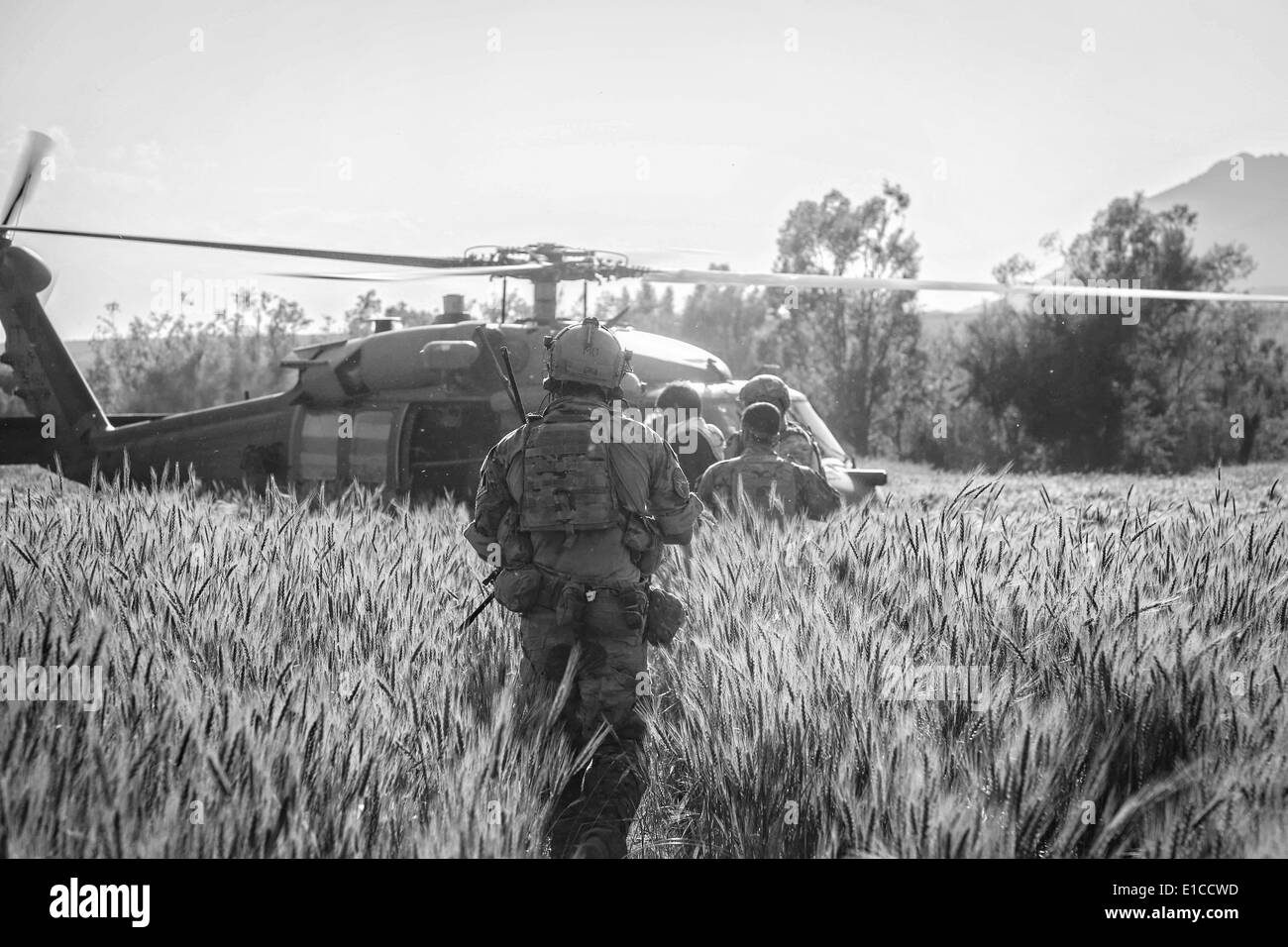 Un esercito usa le forze speciali rush ferito un esercito nazionale afghano forza speciale commando con un elicottero di evacuazione medica a seguito di un firefight con i Talebani ribelli 27 maggio 2014 nel quartiere Nejrab, provincia di Kapisa, Afghanistan. Foto Stock