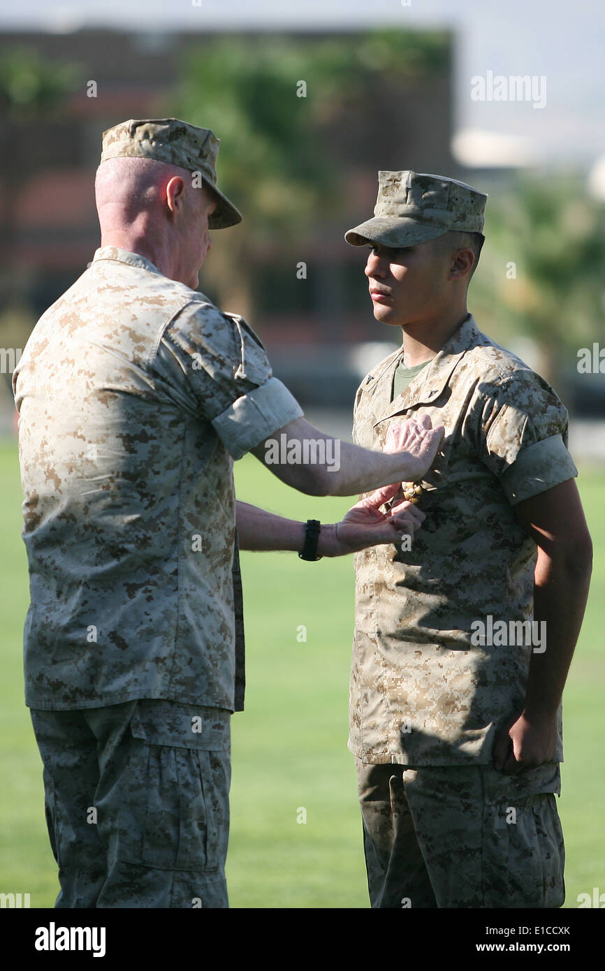 Stati Uniti Marine Corps Lance Cpl. Richard Weinmaster, con 2 ° Battaglione, 7° Reggimento Marine, riceve la traversa di marina medaglia da Ma Foto Stock
