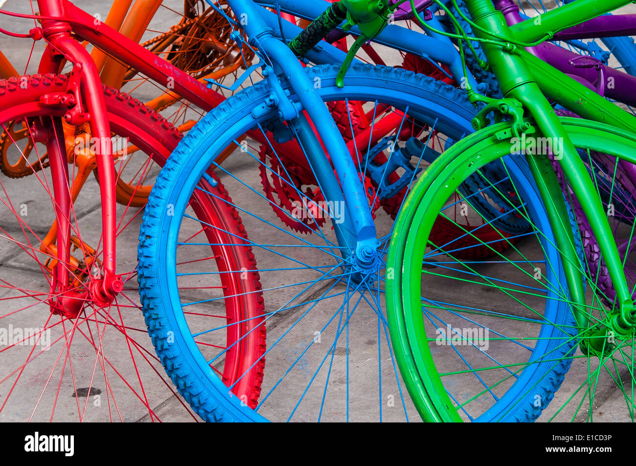 Tre colorate di ruote di bicicletta. Foto Stock