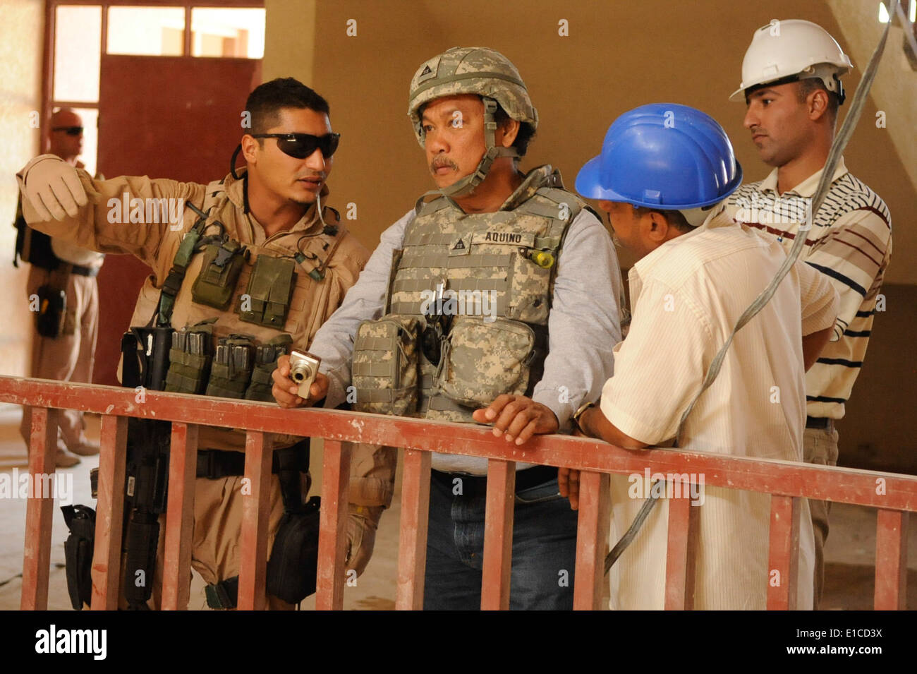 Victor Aquino, centro, DA PARTE DEGLI STATI UNITI Esercito di ingegneri, ispeziona al Scuola Mashroo vicino Kalsu, Iraq, Agosto 25, 2009. T Foto Stock