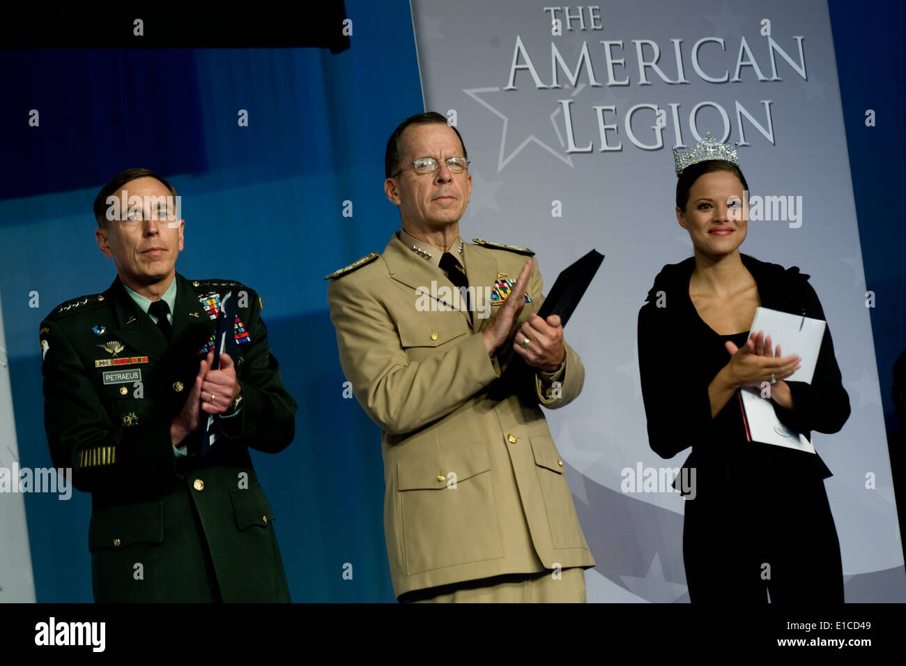 090825-N-0696M-067 U.S. Esercito gen. David Petraeus, commander, U.S. Comando centrale, U.S. Navy Adm. Mike Mullen, presidente della Foto Stock