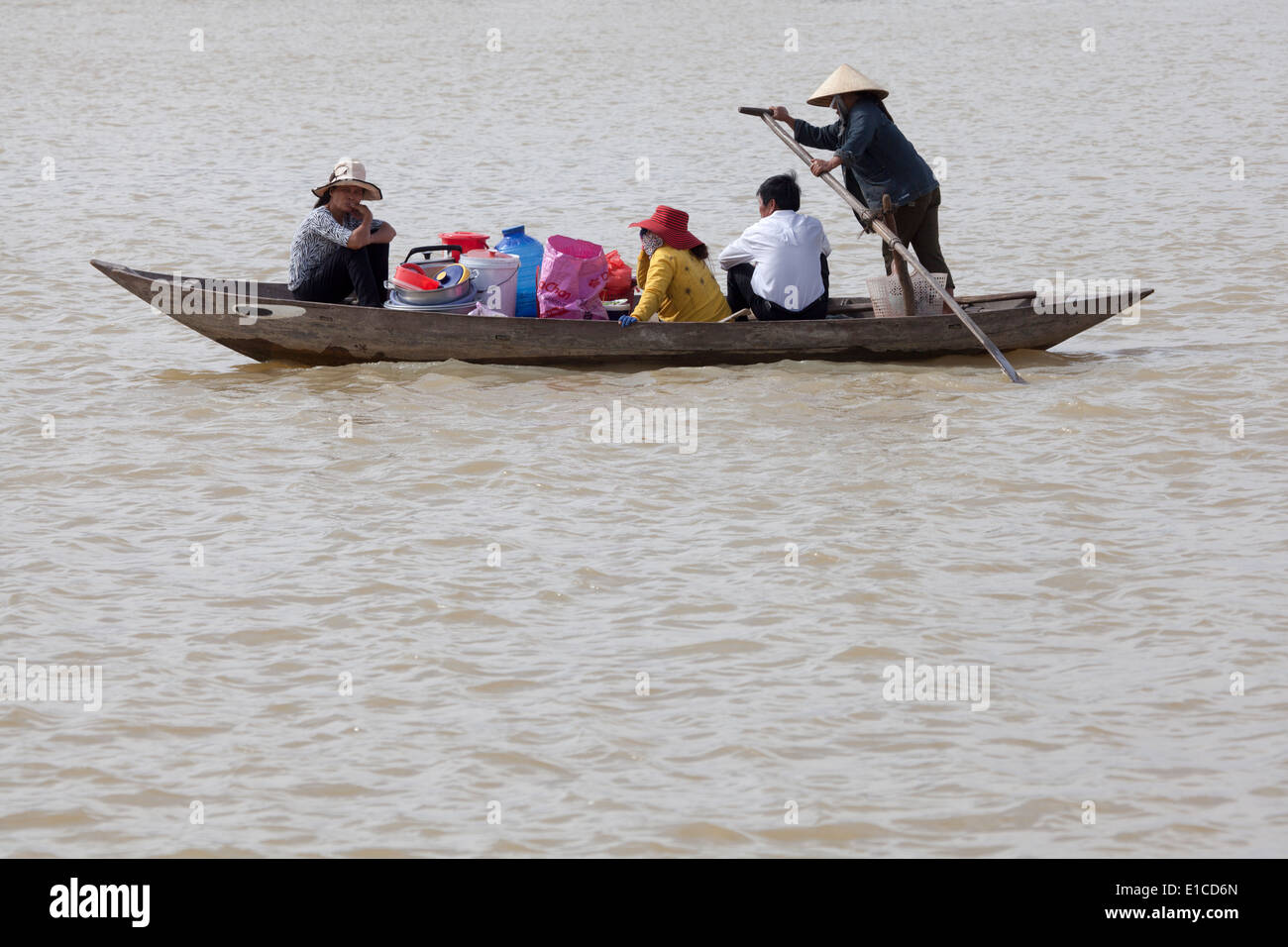 Piccola imbarcazione in legno laden con attraversamento passeggeri fiume Thu Bon in Hoi An Vietnam Foto Stock
