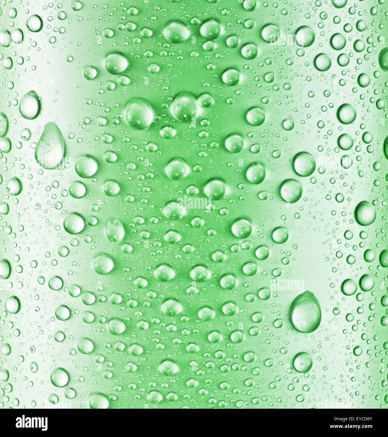 Gocce di acqua su vetro verde dello sfondo. Foto Stock