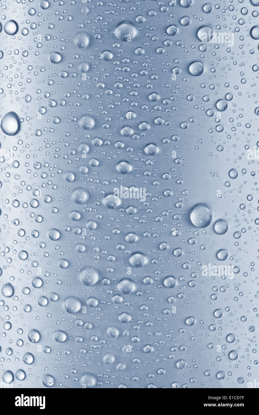 Gocce d'acqua blu su sfondo di vetro. Foto Stock