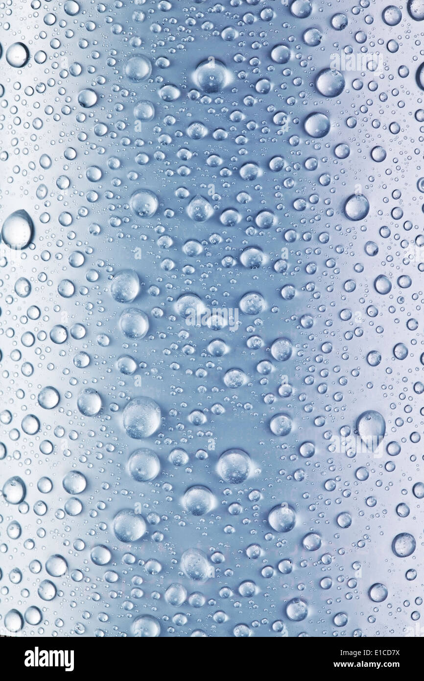 Gocce d'acqua blu su sfondo di vetro. Foto Stock