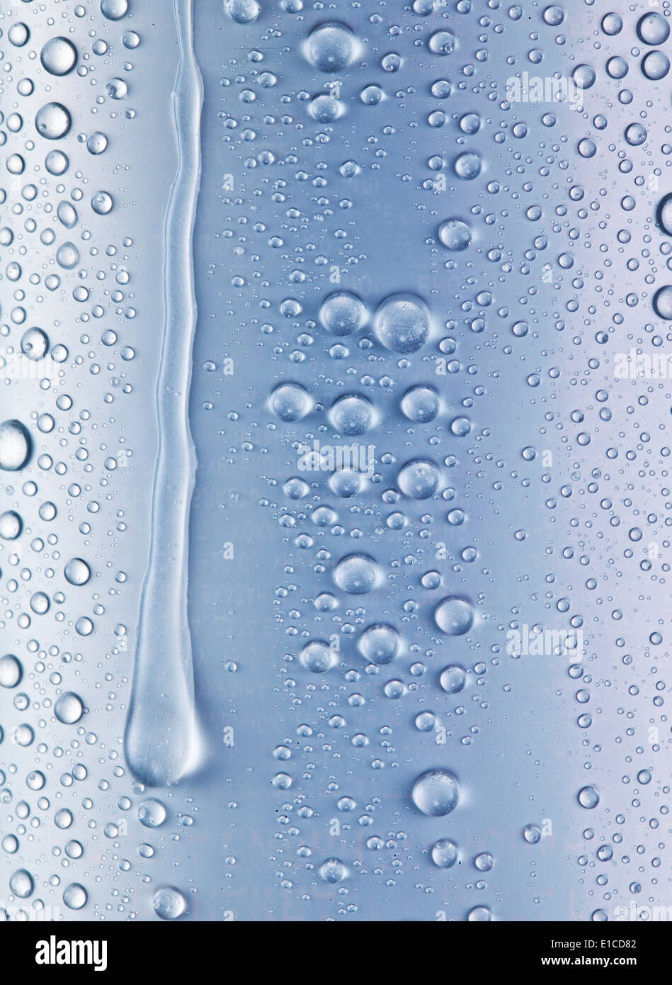 Gocce d'acqua blu su sfondo di vetro. Foto Stock