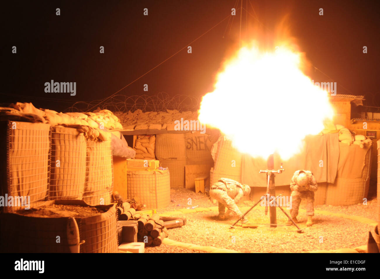Stati Uniti Esercito Spcs. Patrick Wilson, sinistra e Evaristo Garcia fire a 120 mm ad alto esplosivo round di mortaio durante un coordinato di illumi Foto Stock