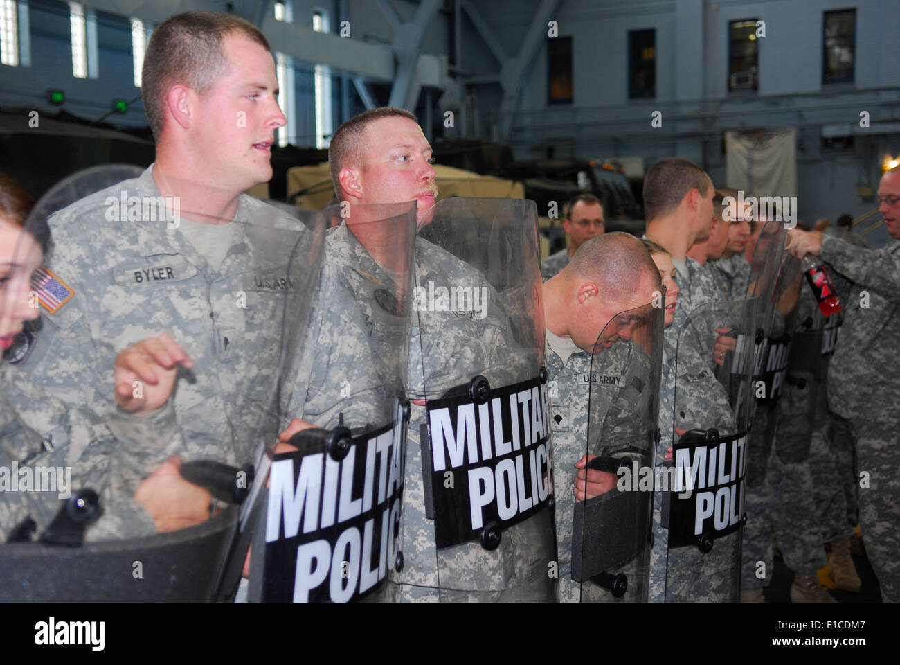 Stati Uniti I soldati della Pennsylvania National Guard per frequentare la formazione a caccia Armory in Pittsburgh, Pa., Sett. 22, 2009, in preparata Foto Stock