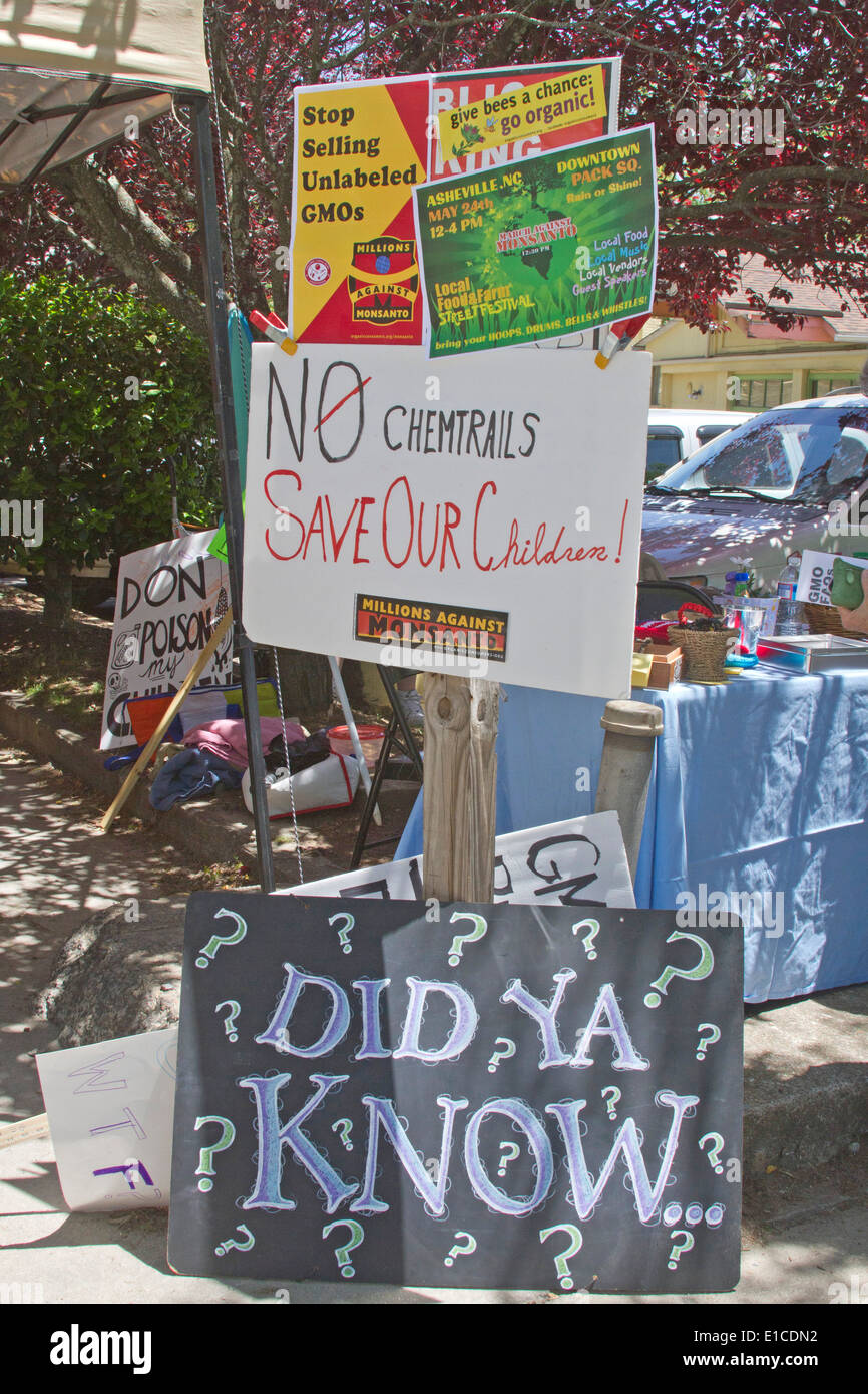 Close up OGM segni di protesta a un anti Ogm e Monsanto rally su 24 maggio 2014 nel centro di Asheville, NC Foto Stock