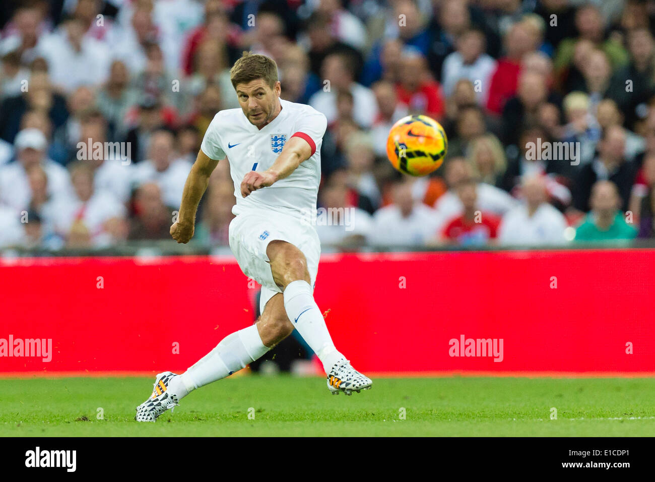 Wembley, Regno Unito. Il 30 maggio 2014. L'Inghilterra Steven Gerrard (c) in azione durante la international amichevole tra Inghilterra e Perù allo Stadio di Wembley. Credito: Azione Sport Plus/Alamy Live News Foto Stock