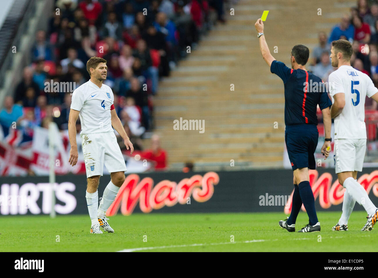 Wembley, Regno Unito. Il 30 maggio 2014. L'Inghilterra Steven Gerrard (c) viene prenotato da arbitro Viktor KASSAI (Ungheria) durante la international amichevole tra Inghilterra e Perù allo Stadio di Wembley. Credito: Azione Sport Plus/Alamy Live News Foto Stock
