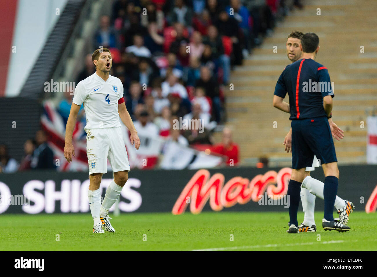 Wembley, Regno Unito. Il 30 maggio 2014. L'Inghilterra Steven Gerrard (c) reagisce per ottenere prenotato durante la international amichevole tra Inghilterra e Perù allo Stadio di Wembley. Credito: Azione Sport Plus/Alamy Live News Foto Stock