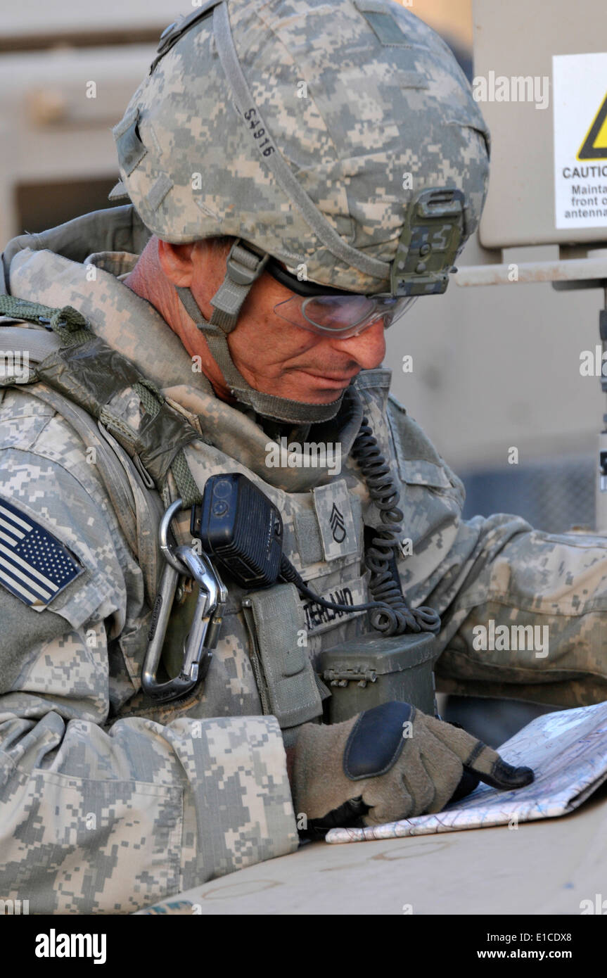 Un U.S. Soldato con 2° plotone, Alfa truppa, 1° Battaglione, 150 blindati squadrone di ricognizione, trentesimo Heavy Brigade Combat T Foto Stock