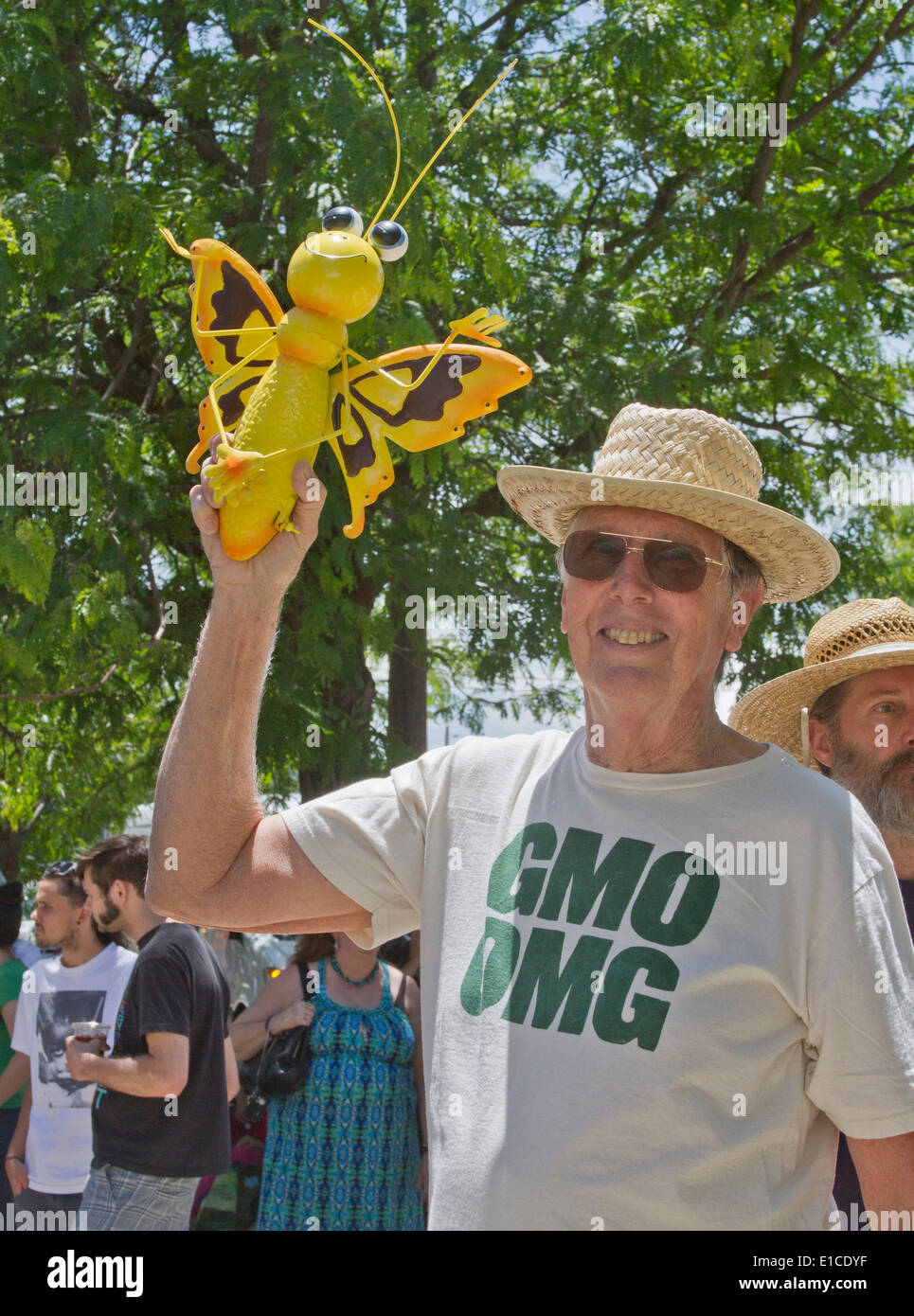 Un uomo che indossa una maglietta dicendo OGM-OMG può contenere fino a farfalla simbolico ad un anti Ogm e Monsanto rally Foto Stock