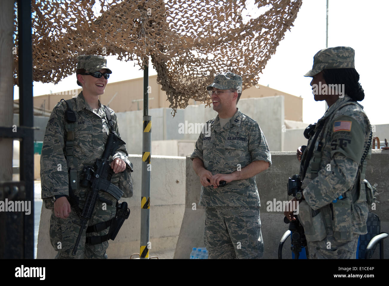 Stati Uniti Air Force Capt. Contrassegnare Juchter, al centro di un cappellano con la 379 Aria ala Expeditionary, visite con Senior Airman Danielle Foto Stock