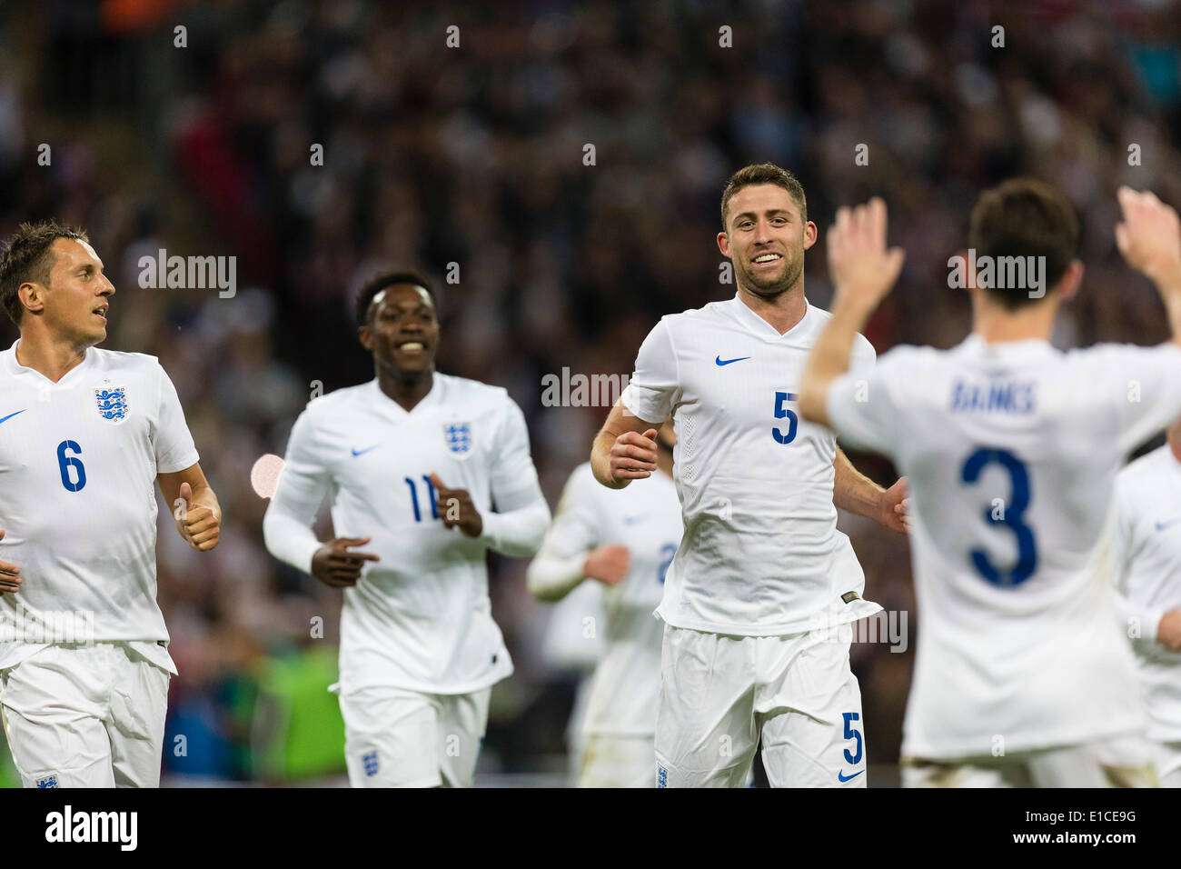 Wembley, Regno Unito. Il 30 maggio 2014. England's Gary CAHILL celebra il suo obiettivo con i tuoi compagni di squadra durante la international amichevole tra Inghilterra e Perù allo Stadio di Wembley. Credito: Azione Sport Plus/Alamy Live News Foto Stock