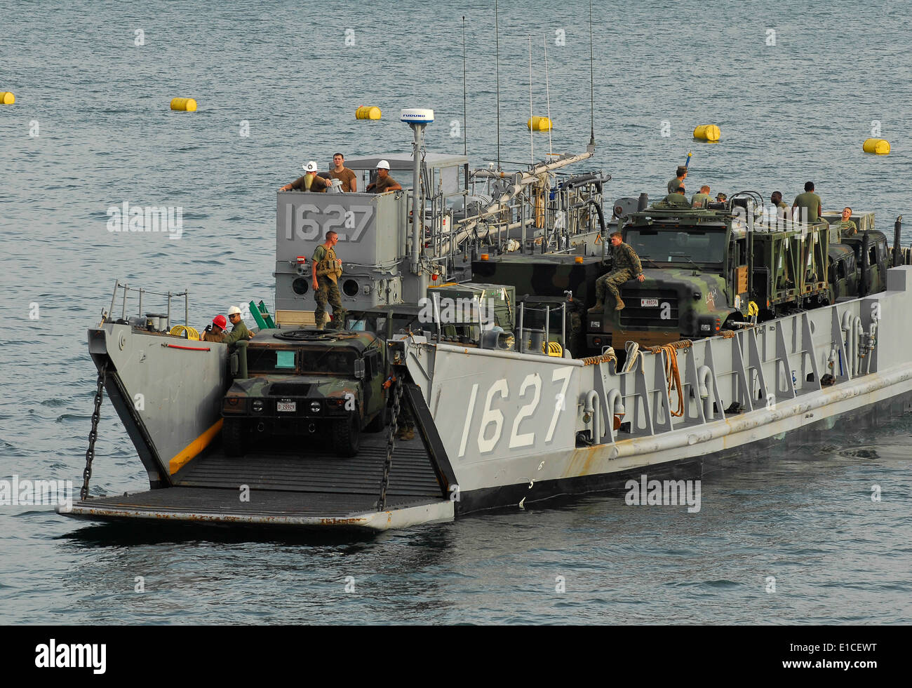 Landing Craft Utility 1627 da assalto unità artigianali 1 trasporta U.S. Marines e le loro attrezzature per la ben coperta della amphib Foto Stock