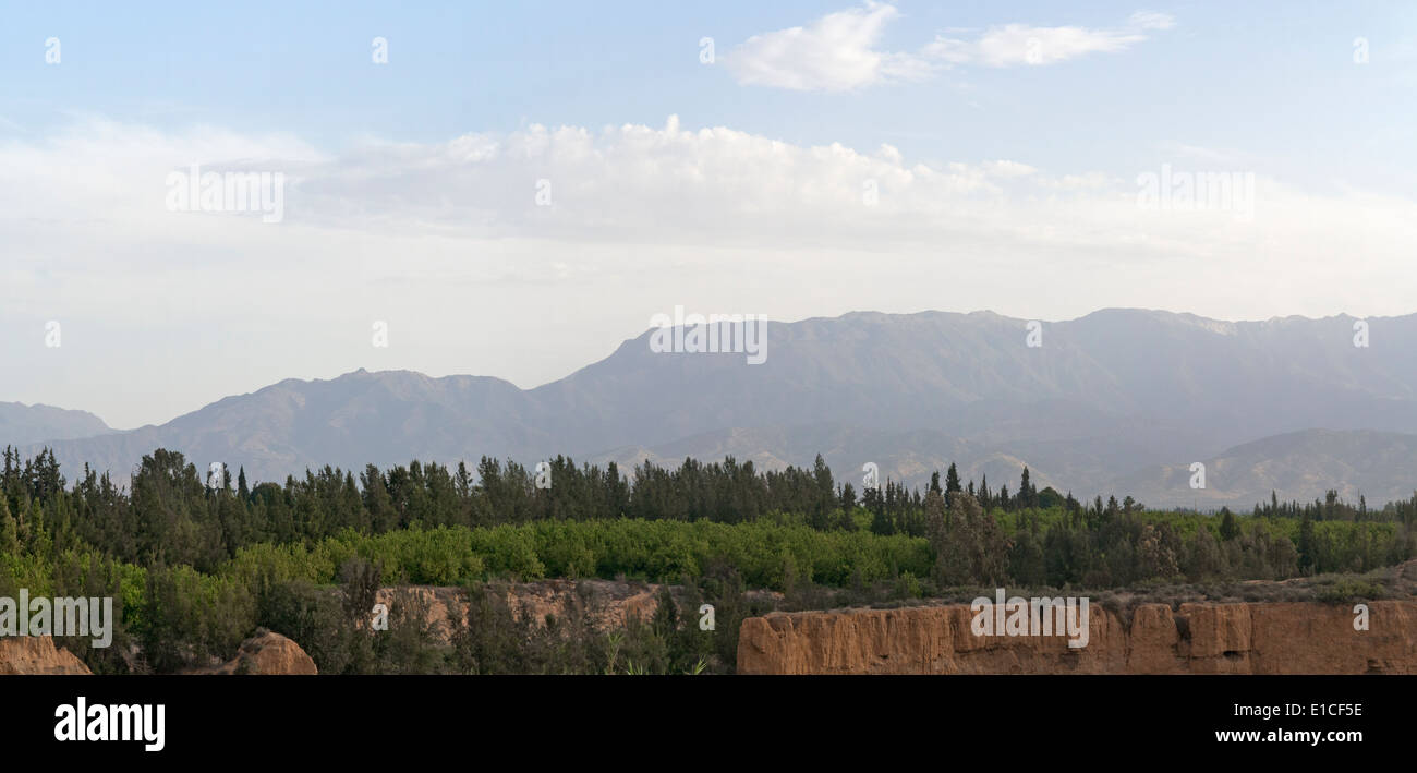 Distante una vista panoramica sulle montagne dell'Atlante con i boschi di pini e cliff edge in primo piano Foto Stock