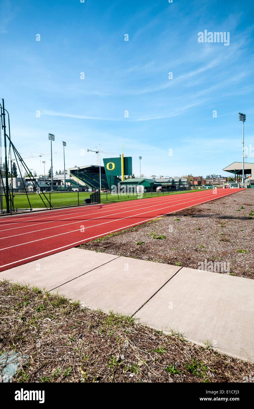 Una vista di uno dei brani in Hayward Field presso la University of Oregon nella città di Eugene, o Foto Stock