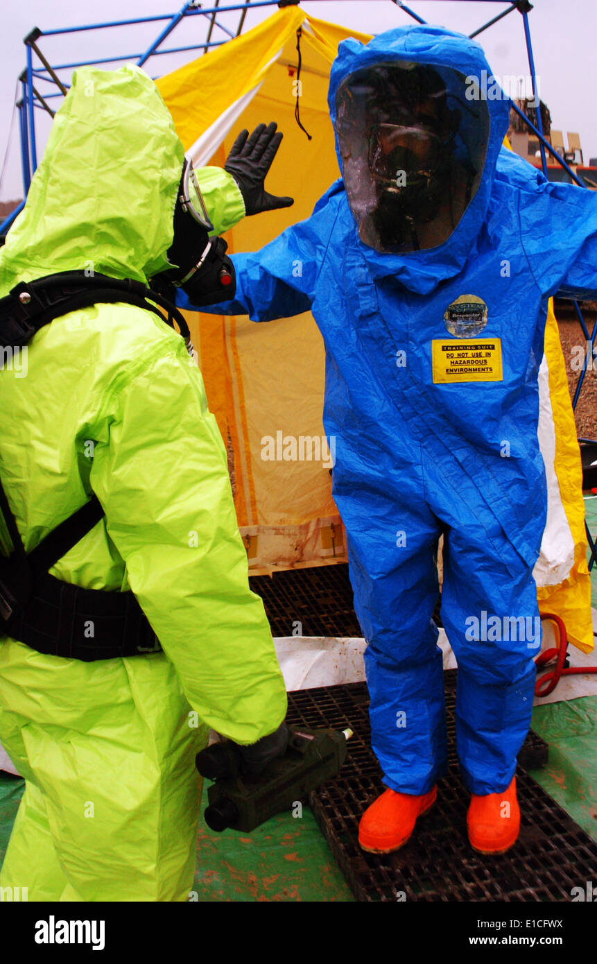 Stati Uniti Army Spc. Grath Mathew Thomson si prepara ad avere la sua tuta per sostanze chimiche lavato durante un materiali pericolosi esercizi in avanti Foto Stock