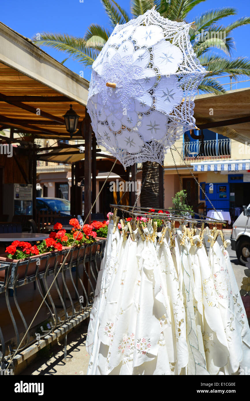 Tradizionale merletto maltese ombrello souvenir turistici di Marsaxlokk, Malta Foto stock - Alamy