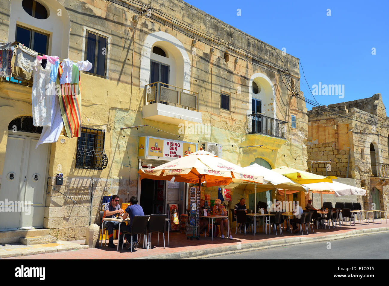 Outdoor Cafe dal porto, Marsaxlokk, Sud distretto orientale, Malta Xlokk Regione, Repubblica di Malta Foto Stock