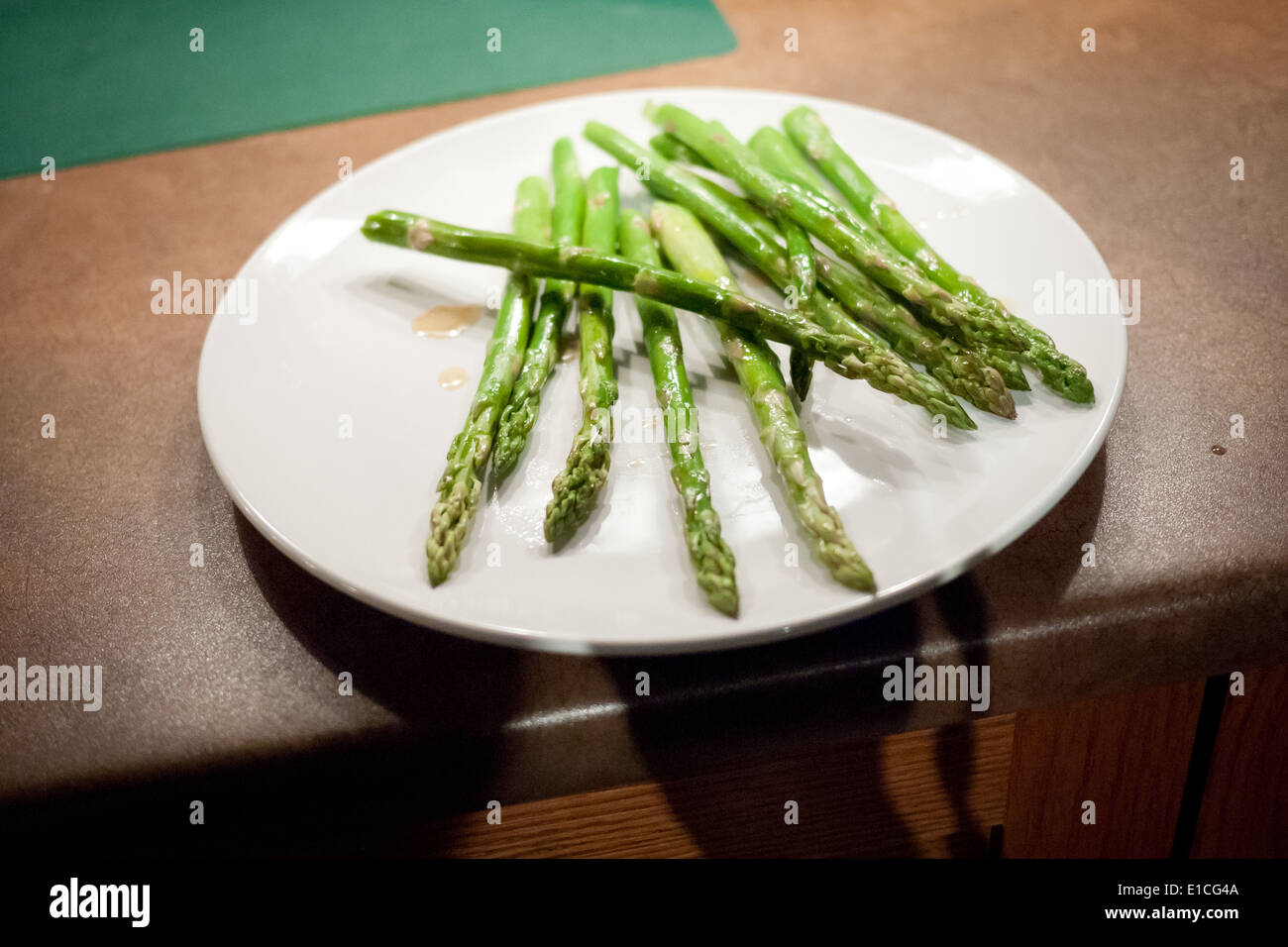 Gli asparagi spears spruzzata con olio di sesamo. Foto Stock