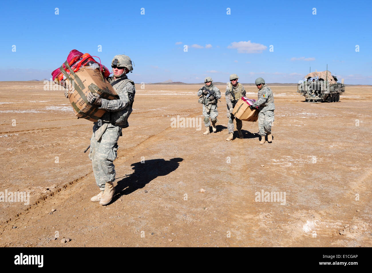 Stati Uniti I soldati con orso truppa, 8° Stormo, 1° reggimento di cavalleria portare aiuti umanitari in Taktehpol, Afghanistan, Ja Foto Stock