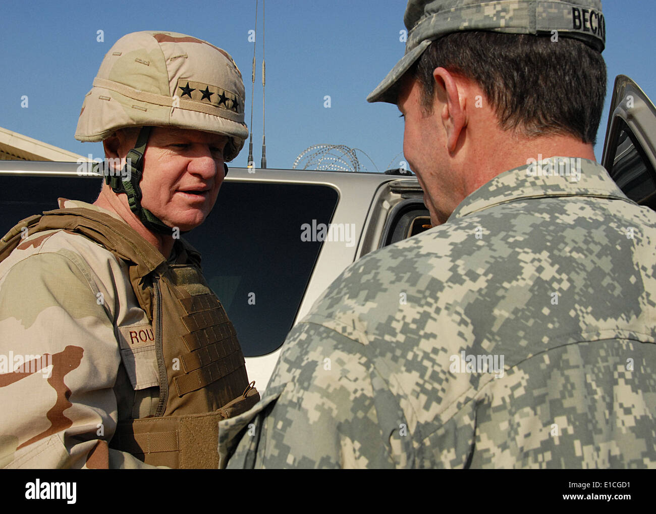 Capo di operazioni navali Adm. Gary Roughead, sinistra, grazie Adm posteriore. Paolo Becker per la sua ospitalità dopo la sua visita a Int Foto Stock