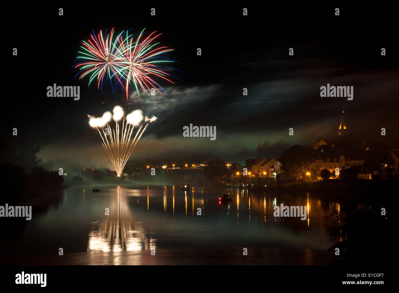 Fuochi d'artificio sul fiume in una piccola città Foto Stock