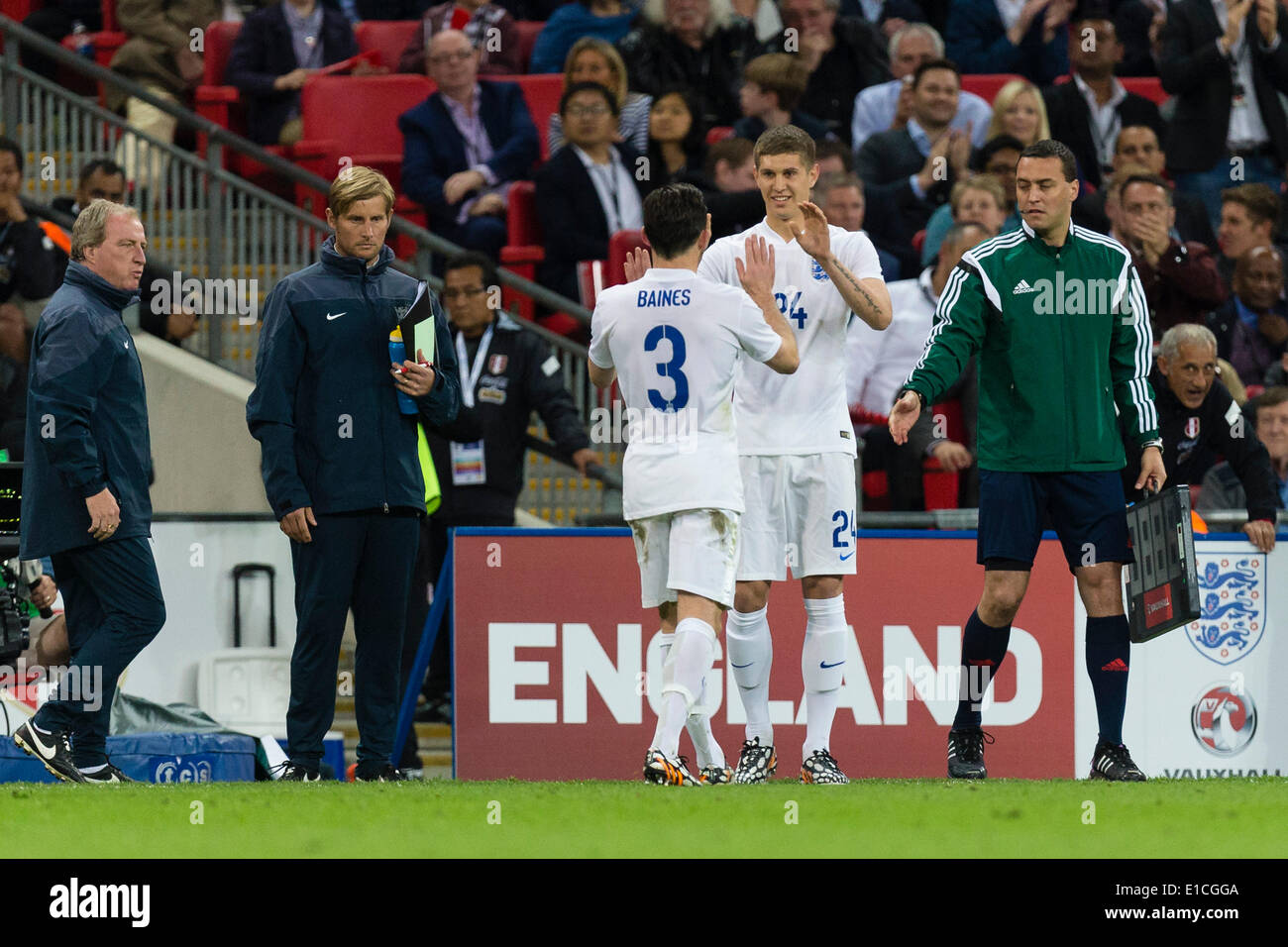 Wembley, Regno Unito. Il 30 maggio 2014. L'Inghilterra del John pietre (24) sostituisce l'Inghilterra del Leighton BAINES a vincere il suo primo cappuccio durante l'international amichevole tra Inghilterra e Perù allo Stadio di Wembley. Credito: Azione Sport Plus/Alamy Live News Foto Stock