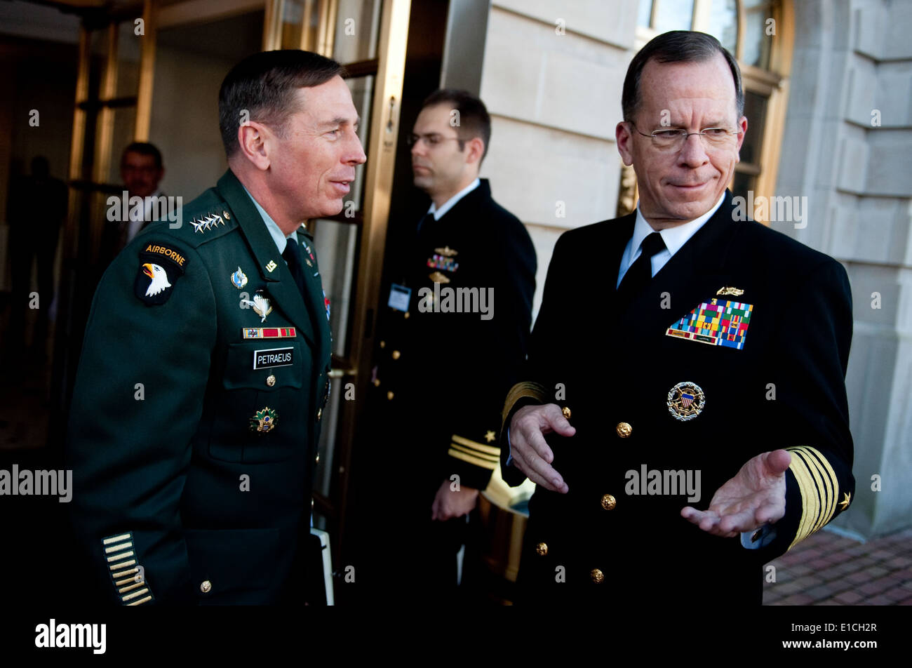 Stati Uniti Esercito gen. David Petraeus, comandante della U.S. Comando centrale, accoglie il Presidente del Comune di capi di Stato Maggiore della Marina Militare Adm. Mike Foto Stock