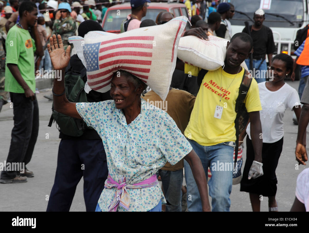 Le vittime del terremoto di Haiti ricevere borse di riso da operatori di soccorso di fronte al Palazzo Presidenziale a Port-au-Prince, Hai Foto Stock