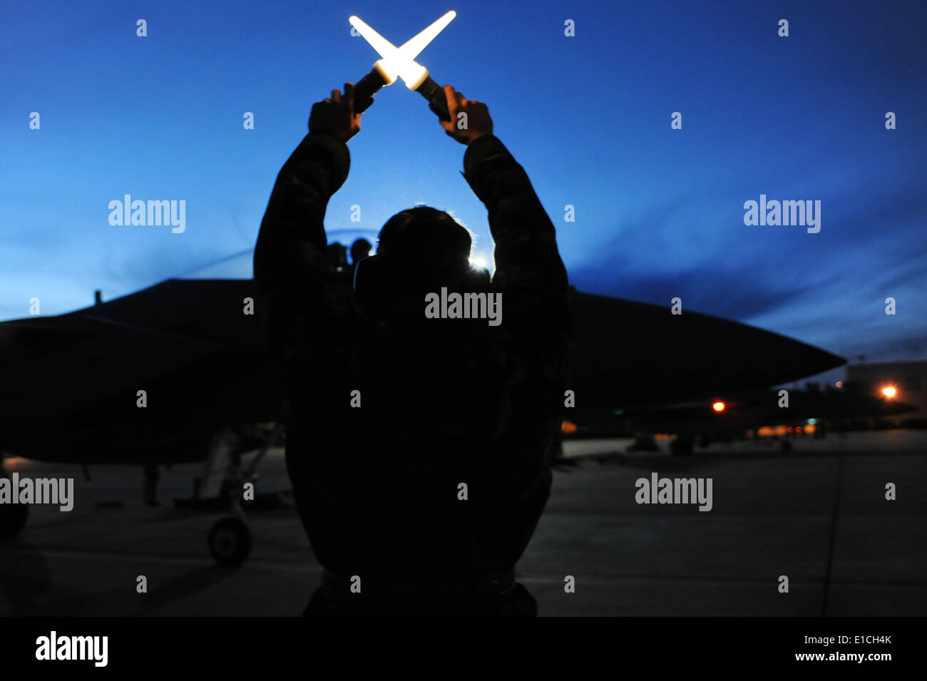 Stati Uniti Air Force Senior Airman Patrick Naler, del XVIII Manutenzione aeromobili squadrone, fuori di Kadena Air Base, Giappone, segnali t Foto Stock