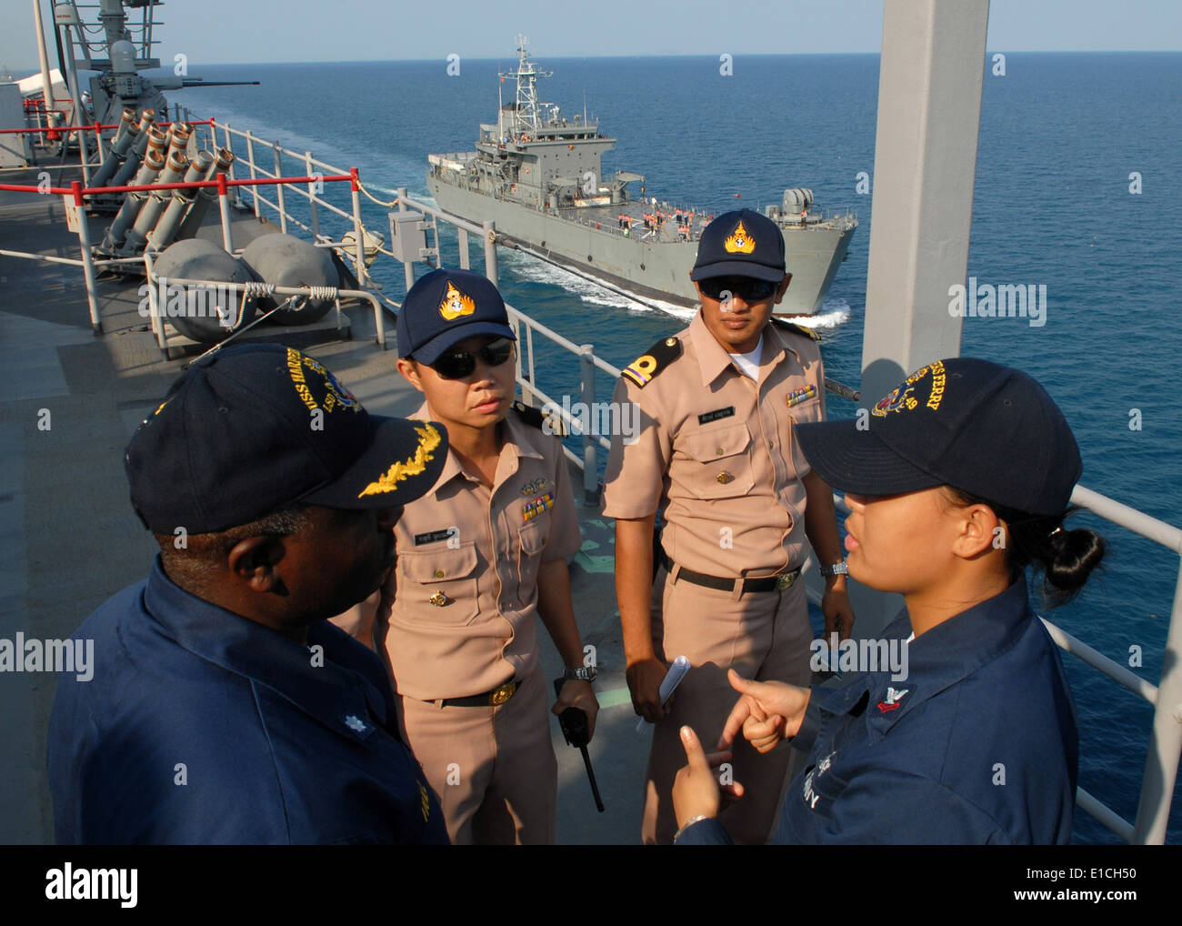 Stati Uniti Navy Cmdr. Antonio Carena, sinistra, delegato di USS harpers Ferry (LSD 49), ascolta Electronics Technician 2° Clas Foto Stock