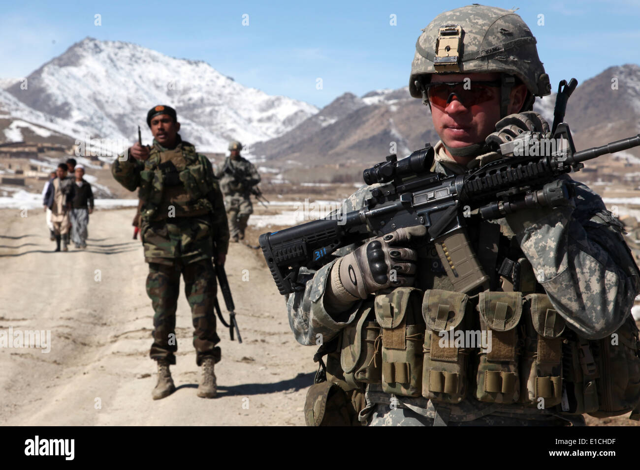 Stati Uniti I soldati conducono una pattuglia con l esercito nazionale afghano soldati per controllare sulle condizioni in un villaggio nella provincia di Wardak di Foto Stock