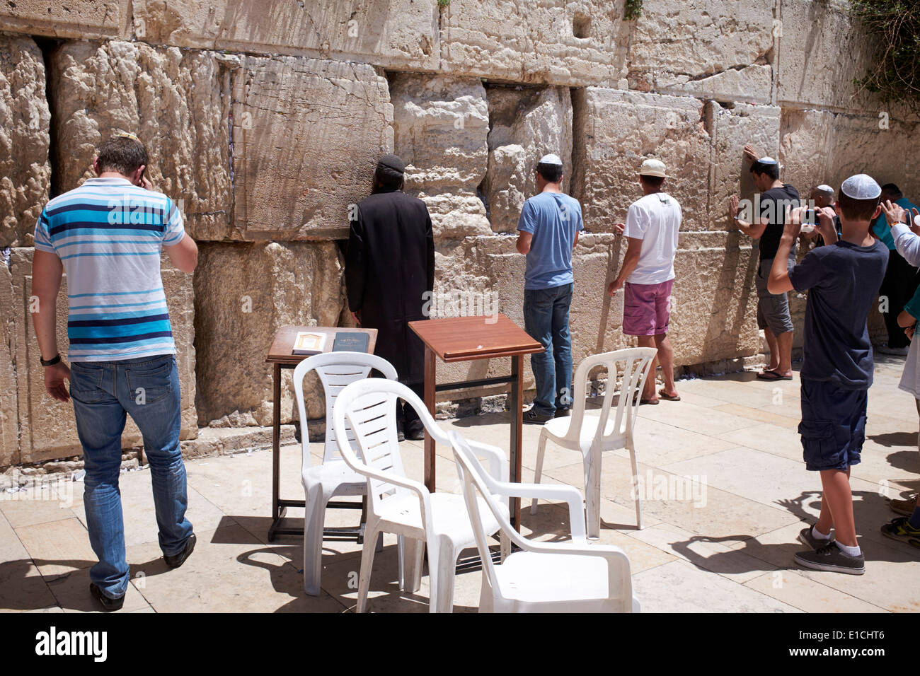 I turisti e la gente del posto la preghiera al Muro del Pianto a Gerusalemme, Israele Foto Stock