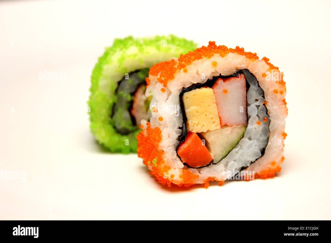 Primo piano particolare di nigiri sushi e california rotoli. Foto Stock