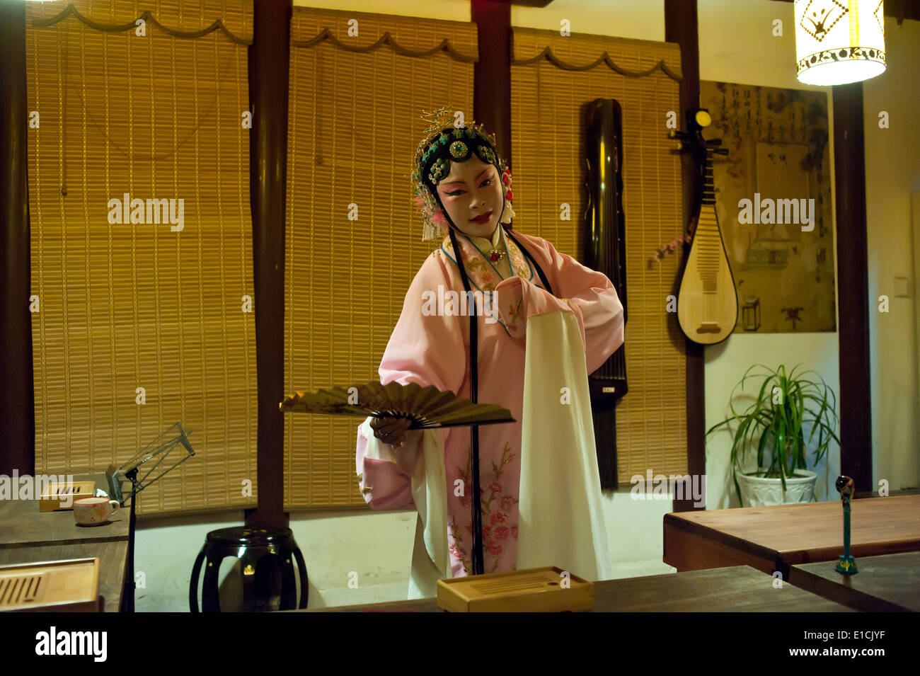 Una femmina di artisti cantano Kunqu Opera Foto Stock