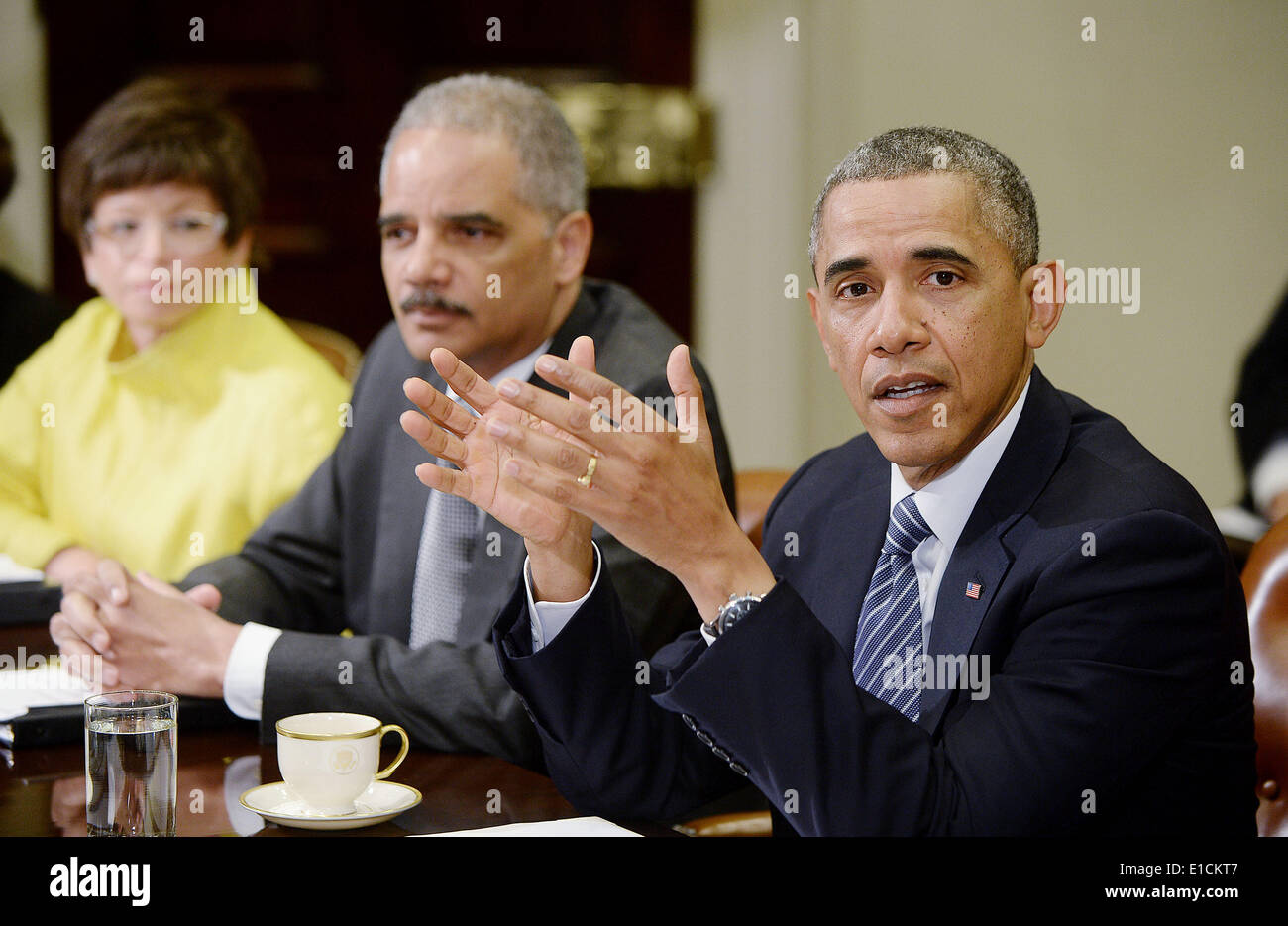 Washington DC, Stati Uniti d'America. Il 30 maggio 2014. Il Presidente degli Stati Uniti Barack Obama incontra con il guardiano di mio fratello Task Force per ricevere un 90-giorno relazione sui progressi compiuti nella sala Roosevelt della Casa Bianca 30 Maggio 2014 a Washington, DC. La task force ha rilasciato la sua prima relazione al presidente, in cui si delineano un ampio insieme di principi guida e raccomandazioni. Da sinistra a destra: Valerie Jarrett, assistente del presidente e Senior Advisor; U.S. Il procuratore generale Eric Holder; il presidente Obama. Credito: Olivier Douliery/Piscina via CNP/dpa/Alamy Live News Foto Stock