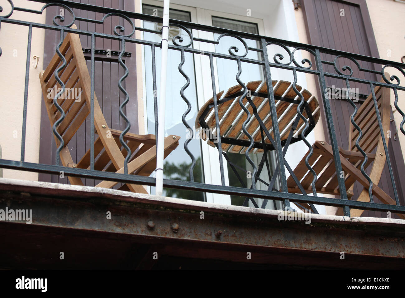 Caratteristico tavolo e due sedie a sdraio sul balcone in una tipica scena francese Foto Stock