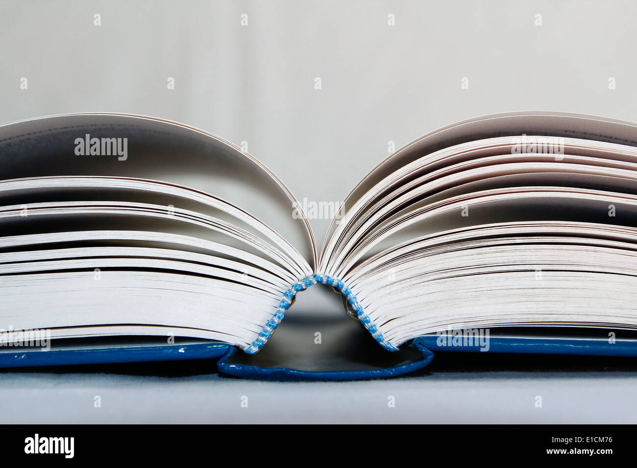 Isolato libro aperto, blu e bianco Foto Stock